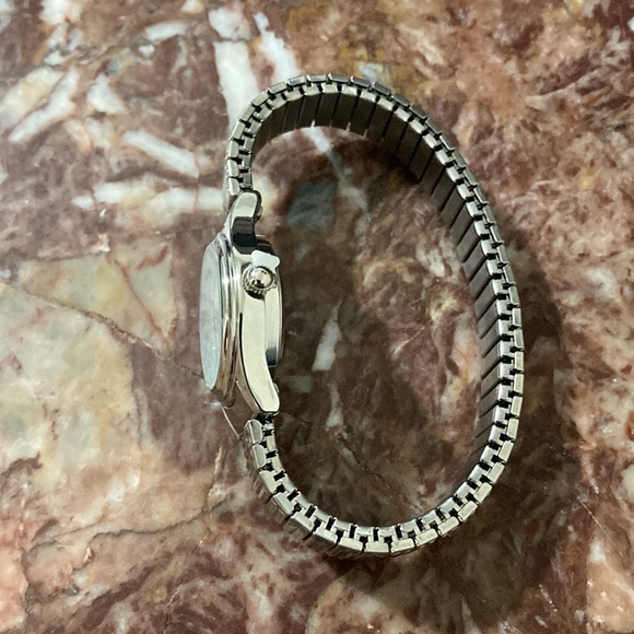 New Silver-Colored Expandable Quartz Watch, Battery Operated - Picture 2 of 13